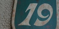 sign numerical architectural stucco/plaster metal multicolored   